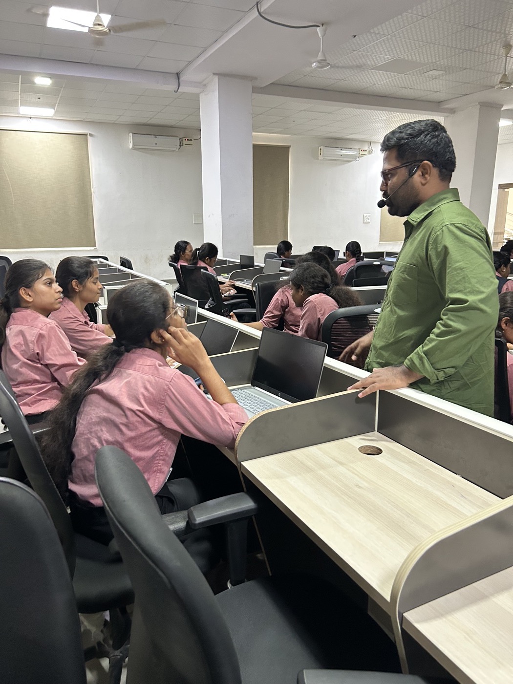 Guiding Malla Reddy Engineering students on AI content creation tools